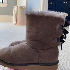 KIDS Ugg Bailey Bow Size 6 (fits women’s 8)